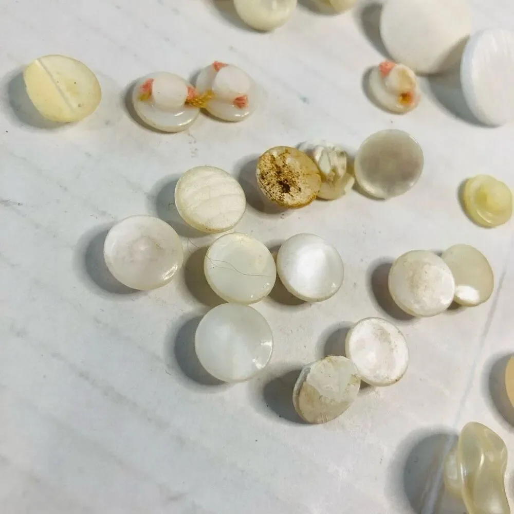 vintage mixed lot of white‎ buttons round assorted sizes shank backs